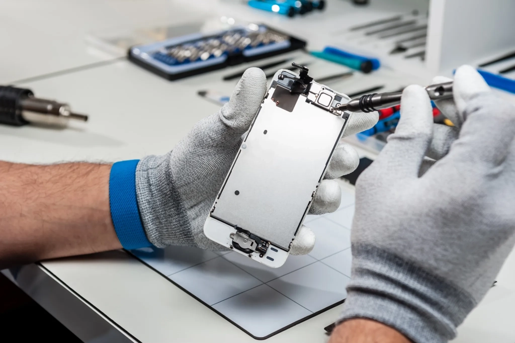Smartphone reconditionné ou neuf : lequel choisir en 2025 ?